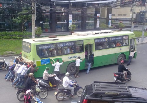 Xe buýt "thân thiện với môi trường" vì dùng sức người ở Sài Gòn. Ảnh: Nam