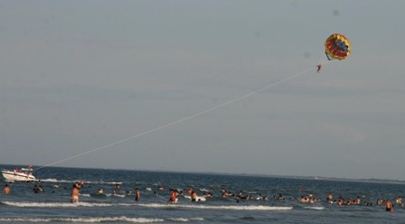 Biểu diễn dù bay trên biển tại chương trình "Đà Nẵng - Điểm hẹn mùa hè 2009". Ảnh: Văn Sơn-TTXVN