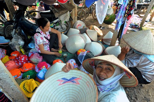 Gian hàng bán nón lá, mặt hàng mà ở các chợ nội thành rất hiếm.