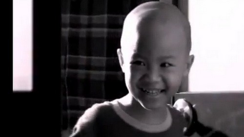 Hình ảnh bé Tuấn bị ung thư trong clip quảng cáo. Ảnh chụp từ clip.