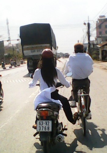 Nữ sinh tham gia giao thông, chụp ở Mỹ Tho, Tiền Giang. Ảnh: Nguyễn Văn Hiền.