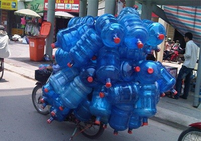 Chở rất nhiều thùng nước trên đường. Ảnh: Bùi Vĩnh Bảo.