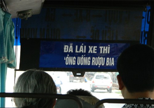 Xe buýt tuyến Nghĩa Hưng - Nam Định, tôi nhìn thấy "đã lái xe thì ông uống rượu bia", xuống xe vẫn còn run. Ảnh: Nguyễn Tấn.