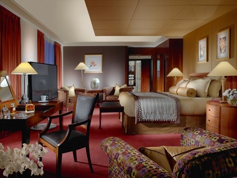Tổng cộng có 12 phòng ngủ và 12 buồng tắm chiếm trọn một tầng của khách sạn.