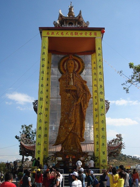 Tượng Phật hoa được dựng lên với ý nghĩa cầu chúc một năm mới thịnh vượng, cầu bình an cho nhân dân và đặc biệt là hướng tới sự thành công của Festival hoa Đà Lạt 2010. Ảnh: Internet.