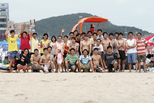 ...cũng là mùa để hội sinh viên Việt Nam tại Ulsan - Hàn Quốc tổ chức cho các du học sinh đi chơi biển và thăm quan các thắng cảnh...