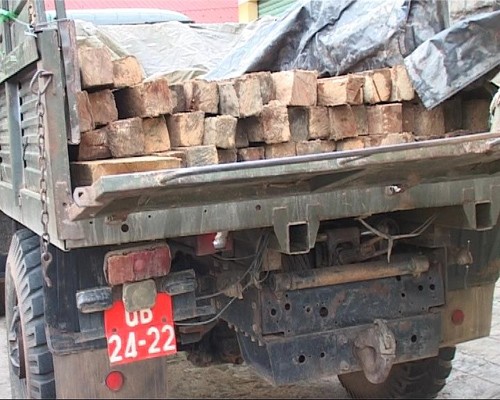Chiếc xe chở gỗ lậu đang tạm giữ tại Hạt Kiểm lâm Hướng Hóa.