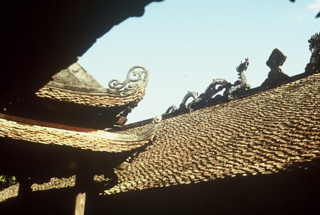 Mái chùa cổ kính.