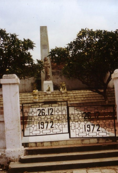 Đài tưởng niệm những nạn nhân của bom Mỹ trên phố Khâm Thiên ngày 26/12/1972 tạc dòng chữ "Khâm Thiên khắc sâu căm thù".