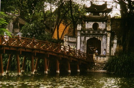 Cầu Thê Húc dẫn vào đền Ngọc Sơn.