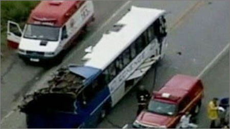 Hiện trường vụ tai nạn giao thông hồi tháng 3/2012 tại Brazil. Ảnh: Reuters.