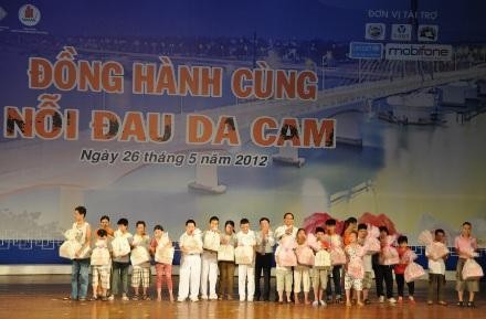 Hội nạn nhân chất độc da cam/đi-ô-xin Việt Nam trao 300 triệu đồng cho Hội NNCĐ da cam/đi-ô-xin Đà Nẵng.