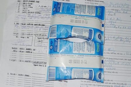Các túi sữa khác cùng lô và các biên bản giao nhận giữa chị Loan với đại diện siêu thị, nhà sản xuất.