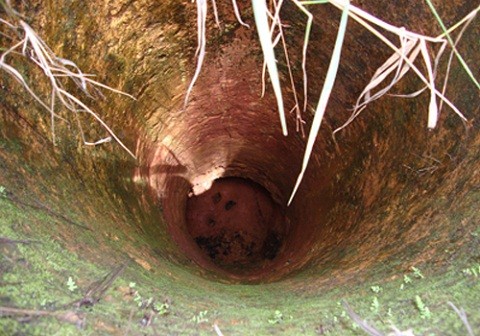 Các giếng hào sâu 6-30 m (giếng đang khai thác và giếng cũ). Bên dưới các giếng sẽ có các đường hầm đi vào trong núi. Đôi khi có một hệ thống giếng nằm san sát nhau và đôi khi được liên thông với nhau. Khả năng sập và sạt lở rất cao, không có cây chống chắn.