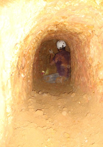 Dưới hầm đáy giếng, những thiếc tặc đang đào hầm, đầu đội nón bảo hiểm chỉ tránh đất rơi, rọi đèn pin, hầm tối thui, hầm chỉ vừa một người ngồi đào. (Hầm dưới giếng sâu 8m, từ thánh đáy giếng vào sâu 10 m, hầm tối tuyệt đối, chỉ dùng đèn pin và rất ngạt khí).