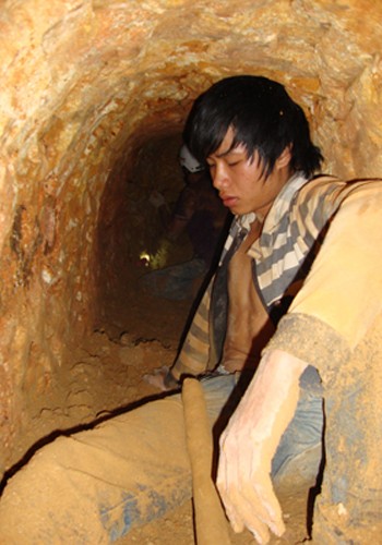 Hai người thay phiên nhau đào và vận chuyển đất từ hầm ra đáy giếng rồi được kéo lên trên, mỗi giếng hầm có chừng 3- 4 người).