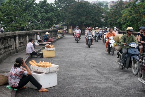 Tương tự, cầu Long Biên - cây cầu cổ nhất thủ đô - hàng ngày cũng trở thành nơi bán hàng.