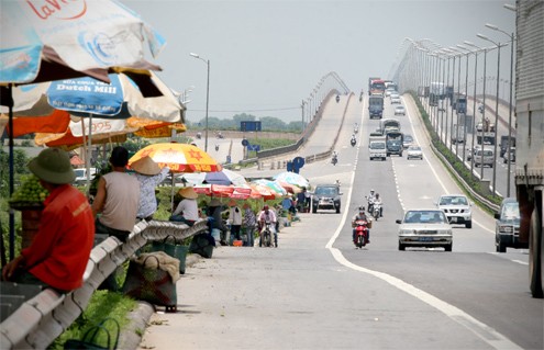 Nhiều năm qua, đầu bắc cầu Thanh Trì (địa phận huyện Gia Lâm, Hà Nội) mỗi ngày có tới hàng chục hàng bán ổi, bám ven theo hai bên đường dẫn lên cầu.