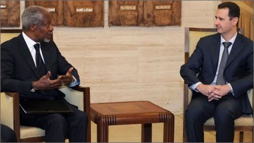 Tổng thống Syria (phải) và phái viên Kofi Annan trong cuộc gặp ngày 10/3. Ảnh: AFP.