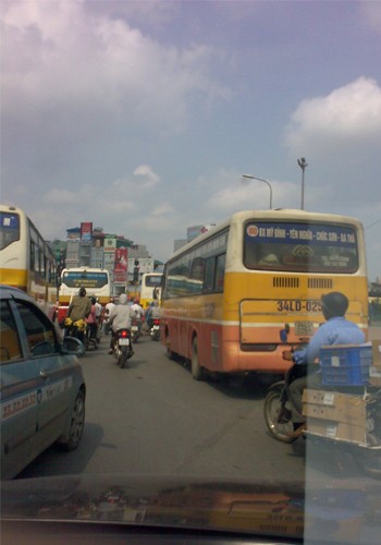 Xe buýt dàn hàng ngang và nối đuôi nhau chiếm hết lòng đường, chụp tại ngã tư Khuất Duy Tiến - Nguyễn Trãi. Ảnh: Tuan Viet.
