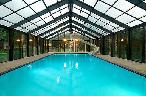 5. Bể bơi trong nhà tại bang Oregon. Giá nhà: 4,559 triệu USD Phần mái vòm bằng kính lớn giúp ánh sáng tự nhiên luôn ngập tràn trong khu bể bơi. Bao quanh bể bơi là vườn nho xanh mướt với các giống nho quý như Tempranillo, Syrah, Cabernet Franc, và Viognier. Bể bơi nằm trong ngôi nhà có 7 phòng ngủ, với diện tích 48 hecta tại Ashland, bang Oregon. Ngôi nhà còn có khu dành cho khách rộng tới 1.200m2 và một studio riêng.