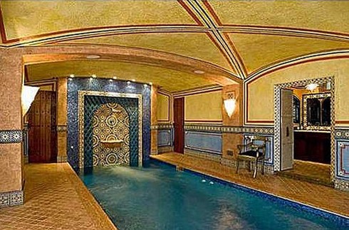 6. Bể bơi trong nhà tại Greenwich, bang Connecticut. Giá nhà: 4,495 triệu USD Ngôi nhà với kiến trúc cổ đại này từng được rao bán với giá 4,495 triệu USD nhưng hiện chỉ còn 1,1 triệu USD. Bên trong ngôi nhà rộng hơn 2.500 m2 này là bể bơi theo lối cổ đại và được trang trí nhiều màu sắc. Tất cả mang lại cho bể bơi vẻ vui tươi, sảng khoái mà không kém phần sang trọng.