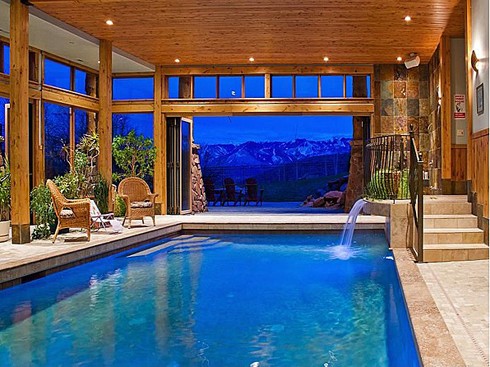 7. Bể bơi trong nhà Ultimate tại Utah. Giá nhà: 6,595 triệu USD Ngôi nhà nằm trong khu trượt tuyết tại Park City, Utah, có diện tích gần 5.000 m2 với nội thất đặc biệt sang trọng. Góp phần cho vẻ xa hoa của ngôi nhà là bể bơi lớn với thiết kế vòi nước chảy từ chân cầu thang. Chủ nhân có thể vừa đắm mình trong làn nước ấm của bể bơi vừa ngắm nhìn cảnh núi tuyết lạnh giá bên ngoài.