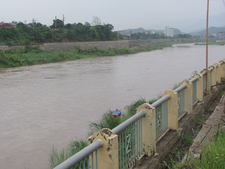 Lũ trên sông Hồng tại Lào Cai vào sáng 30/5.