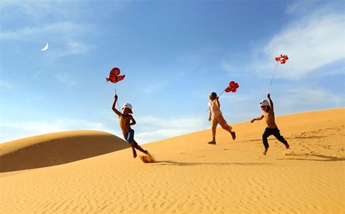 Tiếng cười khúc khích của lũ trẻ em khi trượt cát ở Mũi Né. Ảnh minh họa: Vũ Đăng Khoa/ VnExpress.