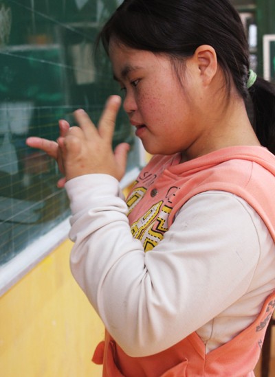 Trường nuôi dưỡng và giáo dục trẻ em tàn tật Sóc Sơn (Hà Nội) là nơi cưu mang các em nhỏ câm điếc, thiểu năng trí tuệ, có tật vận động, tật ngôn ngữ... Bé Sang - lớp câm điếc 1A - đang đếm từng ngón tay cho bài toán trên bảng.