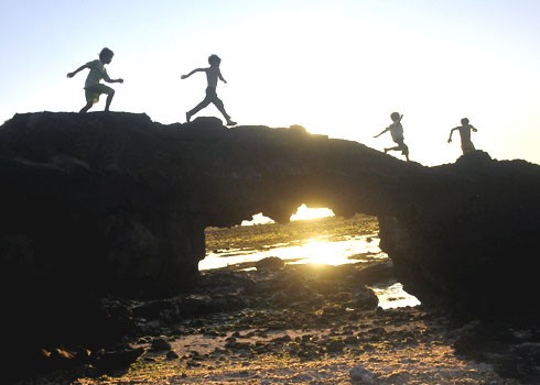 Nô đùa trong nắng chiều của trẻ em vùng biển đảo Lý Sơn.