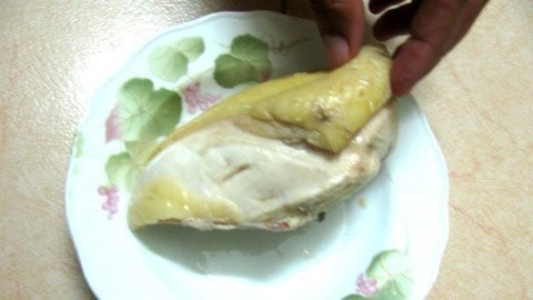 Thịt gà siêu rẻ khi luộc mau chín, có màu vàng nhạt, chỉ cần cầm lên tay miết nhẹ, các miếng thịt cũng tự vụn ra.