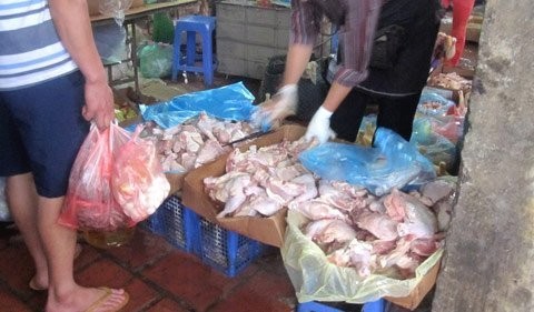 Những sạp hàng gà giá rẻ 30.000 đồng được bày bán công khai tại chợ Dịch Vọng Hậu.