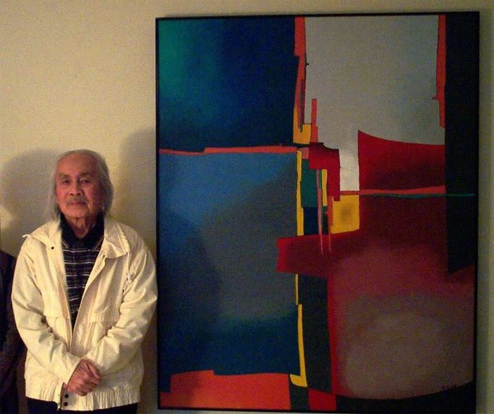 Tranh của Tạ Tỵ. Tạ Tỵ (1922 – 2004) là họa sĩ thành danh sớm và có một sự nghiệp lớn trong hội họa Việt Nam. Ảnh: Họa Sĩ Tạ Tỵ bên tác phẩm tranh trừu tượng của mình. Nguồn: Internet.