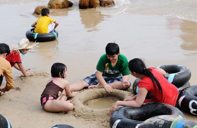 Bước chập chững đầu của con trên bãi cát biển Nha Trang. Ảnh minh họa: Ngọc Lân/ Bình Thuận Online.