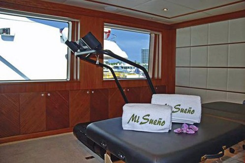 Trên du thuyền còn có cả một phòng tập với đầy đủ các thiết bị tiện nghi. Ngay cả chiếc khăn tắm cũng đem lại cảm giác thư giãn.