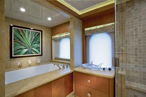 Phòng tắm trên du thuyền được lát đá cẩm thạch và sử dụng những chi tiết trang trí đắt giá.