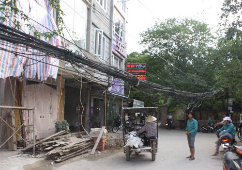 "Thòng lọng giữa phố", chụp tại Ngõ 62/ Nguyễn Chí Thanh, Đống Đa, Hà Nội. Ảnh: Duc Chinh.