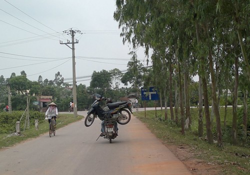 Xe máy đèo xe máy tại Tự Lập, Mê Linh, Hà Nội. Ảnh: Vũ Thành Bang.