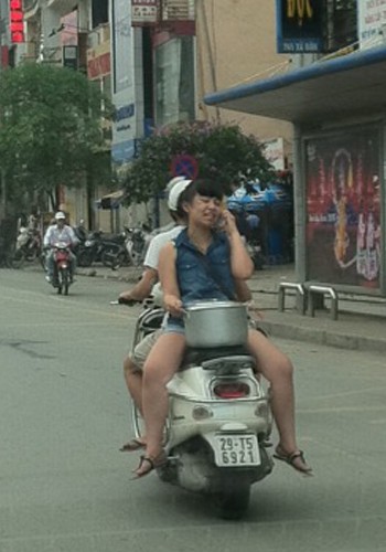 Ngồi ngược, không đội nón bảo hiểm, chụp tại đường Xã Đàn, Hà Nội. Ảnh: Nguyễn Ngọc Long.
