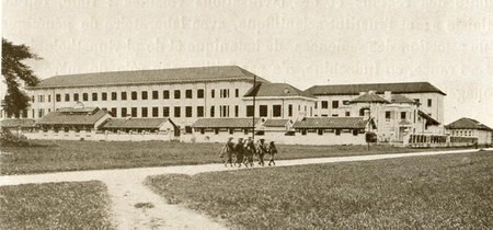 Trường Trung học Albert Sarrault ở Hà Nội (nay là trường PTTH Trần Phú).