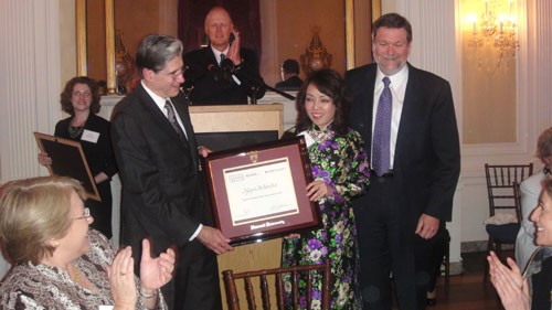 Bộ Trưởng Y tế Việt Nam nhận giải đề cử nhà lãnh đạo Y tế của Havard năm 2012.