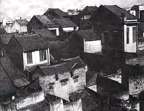Mái nhà cổ phố Hàng Bạc (ảnh chụp năm 1956).