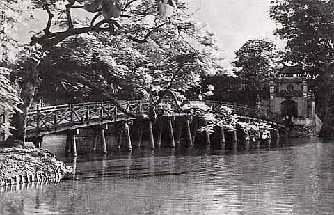 Cầu Thê Húc vào hạ (ảnh chụp năm 1945).