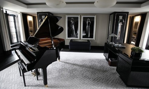 Phòng lễ tân của căn hộ siêu sang được lót thảm mềm và trang bị chiếc đại dương cầm làm điểm nhấn.