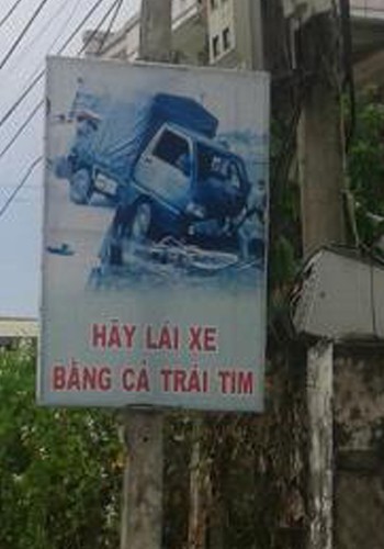 "Hãy lái xe bằng cả trái tim", ảnh chụp tại Duy Xuyên, Quảng Nam. Ảnh: Võ Minh Tuyên.
