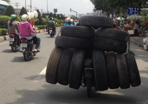 Chở nhiều lốp xe trên đường Trường Chinh, Q. Tân Bình. Ảnh: Vu Ngo.