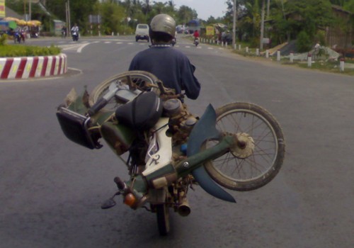 Xe máy đèo xe máy, chụp tại Bến Tre. Ảnh: Dũng.