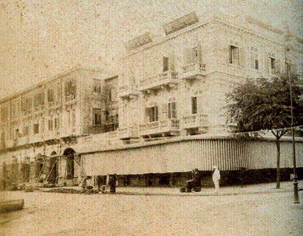 Hình ảnh này do J. Antonio, nhiếp ảnh gia đến từ Bangkok (Thái Lan) chụp năm 1908. Trong bức ảnh, phần mở rộng của khách sạn đang được xây dựng, với sức chứa 30 phòng. Ngày nay, phần mở rộng này là Khách sạn Hotel de l'Opera Hanoi.