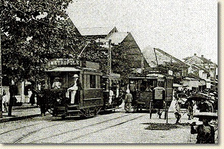 Đường xe điện điện xây dựng ở Hà Nội vào năm 1900. Nhiều toa xe điện khi đó mang biển quảng cáo của khách sạn Metropole, như toa xe trong ảnh. Những toa xe này do người Pháp sản xuất, có giá vé hạng nhất là 5 xu và giá hạng 2 là 3 xu.
